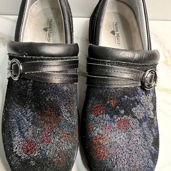 Nurse mates clogs provide all day comfort and durability. Size 7 slip resistant - Picture 3 of 9